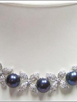 สร้อยคอไข่มุกแท้ แบบขึ้นตัวเรือน ลายดอกไม้