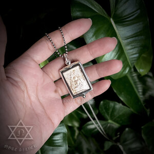 เลี่ยมพลาสติกกันน้ำ พร้อมจับขอบผ่าหวายเงินแท้ รุ่นมีตุ่มด้านล่าง Sterling Silver 925 NSSV3428