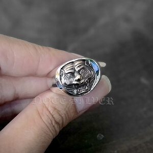 แหวนเรียบฝังหน้ากาก เสือ หลวงพ่อเพี้ยน วัดเกริ่นกฐิน จ.ลพบุรี รุ่นตัวเรื่อนใหญ่ Sterling Silver 925 NSRG2758