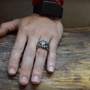 แหวนกอธิกดีเทลรองลาย ฝังเพชรเหลี่ยม Sterling Silver 925 NSRG1360