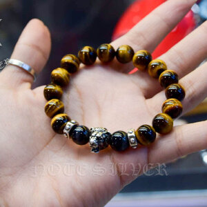 ข้อมือหินไทเกอร์อาย 10MM ประดับชาร์มสิงโตเงินแท้ Sterling Silver 925 NSSV2750