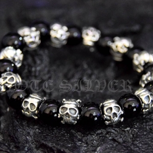 ข้อมือหินนิล ผิวเงา สลับลูกปัดหัวกะโหลกกระดูกไขว้ Sterling Silver 925 NSSK1677