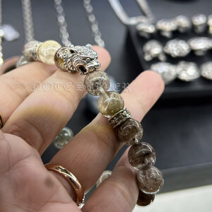 ข้อมือหินโป่งข่าม 10MM พร้อมชาร์มหัวเสือและตัวคั่นเงินแท้เฟลอร์ NSRG3006