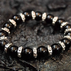 สร้อยข้อมือหินนิล ผิวเงา สลับหมุดโดนัทลายหมุดหกเหลี่ยม NSBL1633