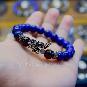 ข้อมือหินลาพิส ลาซูลี 8MM ประดับชาร์มเงินแท้เศียรพญานาคราชเศียรเล็ก Sterling Silver 925 NSSV2771