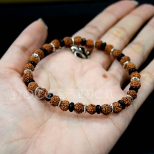 สร้อยข้อมือเงินแท้ รุทรักษะ หรือน้ำตาพระศิวะ สลับเงินแท้และกะลาตาเดียว ปลุกเสกแล้ว วัดศีรษะทอง (วัดพระราหู) NSSV2046