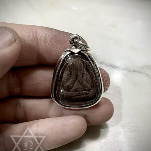 เลี่ยมพลาสติกกันน้ำ พร้อมจับขอบผ่าหวายเงินแท้ พระปิดตา Sterling Silver 925 NSSV3430