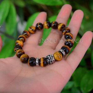 ข้อมือหินไทเกอร์อาย ประดับชาร์มกระโหลกสี่หน้า Skulls Sterling Silver 925 NSBL2784