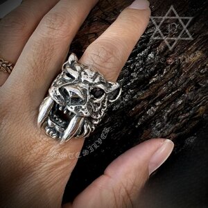 แหวนเงินแท้ เสือเขี้ยวดาบฝังตากาเนต Sterling Silver 925 NSRG963