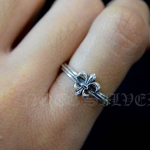 แหวนเงินแท้ลายดอกเฟลอร์ดาลีส์ หรือ ดอกลิลลี่่ ทรงเล็ก Sterling Silver 925 NSRG2045
