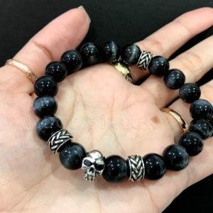 สร้อยข้อมือหินไทเกอร์อายส์ และเม็ดบีทหัวกะโหลก Sterling Silver 925 NSSK2178