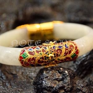 กำไลหยก หุ้มด้วยทองคำแท้ 9K และลงยาสีแบบเต็มพื้นที่ NSGD1636