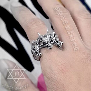 แหวนมังกร ด้านข้างเลข 8 เนื้อเงินแท้รมดำ Sterling Silver 925 NSRG3080