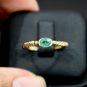 แหวนทองคำแท้ 9K Gold ฝังพลอยมรกตแท้ (มรกตพลอยเก่า) NSGD1684