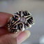 แหวนกอธิกดีเทลรองลาย ฝังเพชรเหลี่ยม Sterling Silver 925 NSRG1360