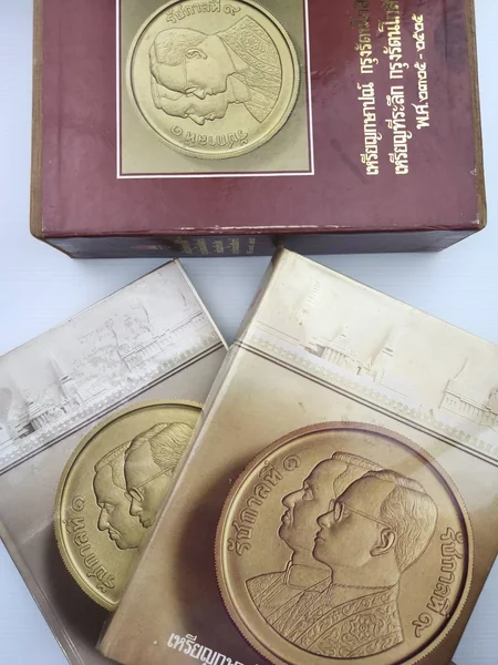 เหรียญกษาปณ์กรุงรัตนโกสินทร์ พ.ศ. 2325 – 2525 พร้อมกล่อง เหรียญกษาปณ์กรุงรัตนโกสินทร์ พ.ศ. 2325 – 2525 พร้อมกล่อง